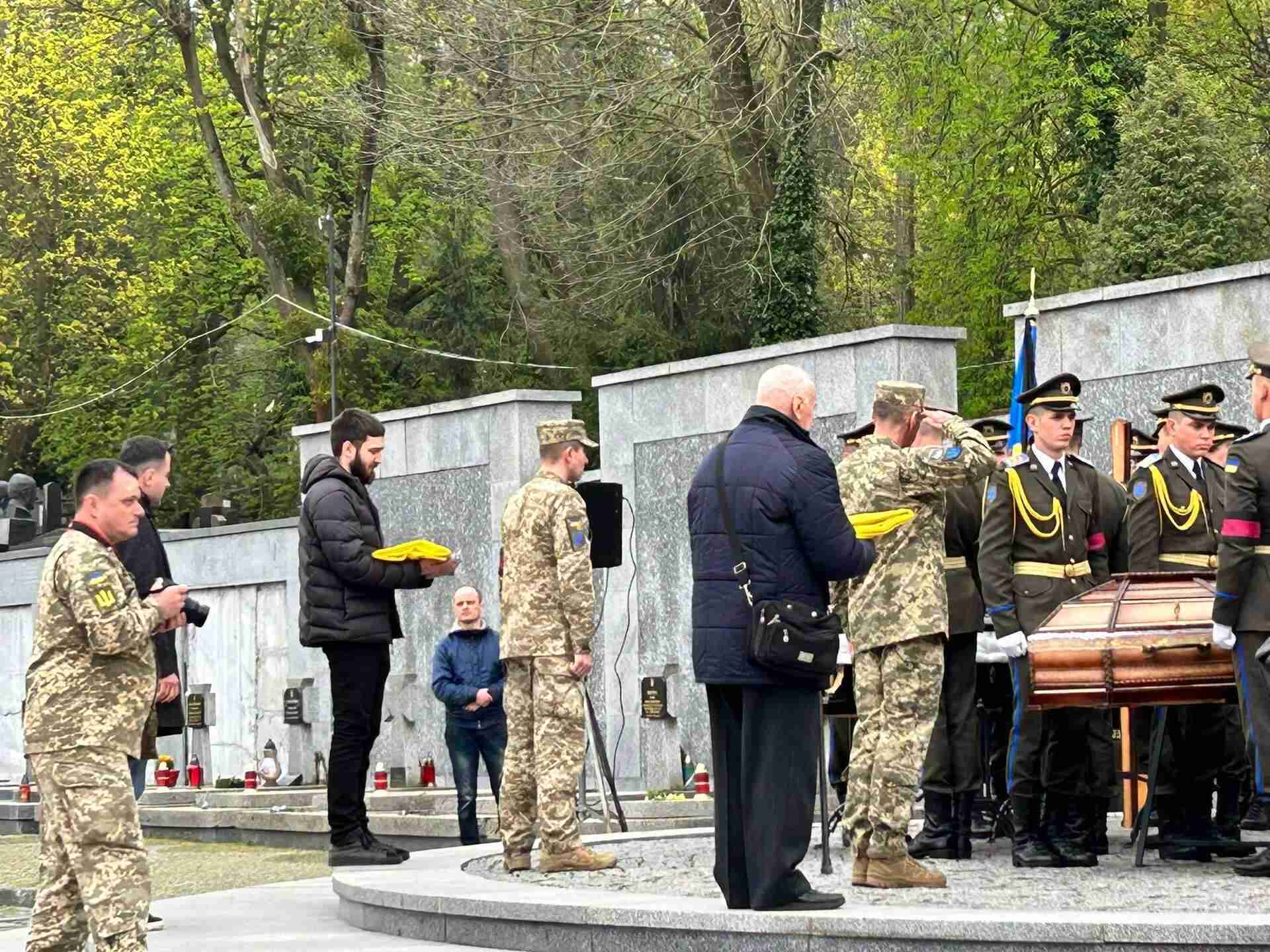 Львів провів в останню путь трьох загиблих захисників, які відділи життя за Україну (ФОТО)