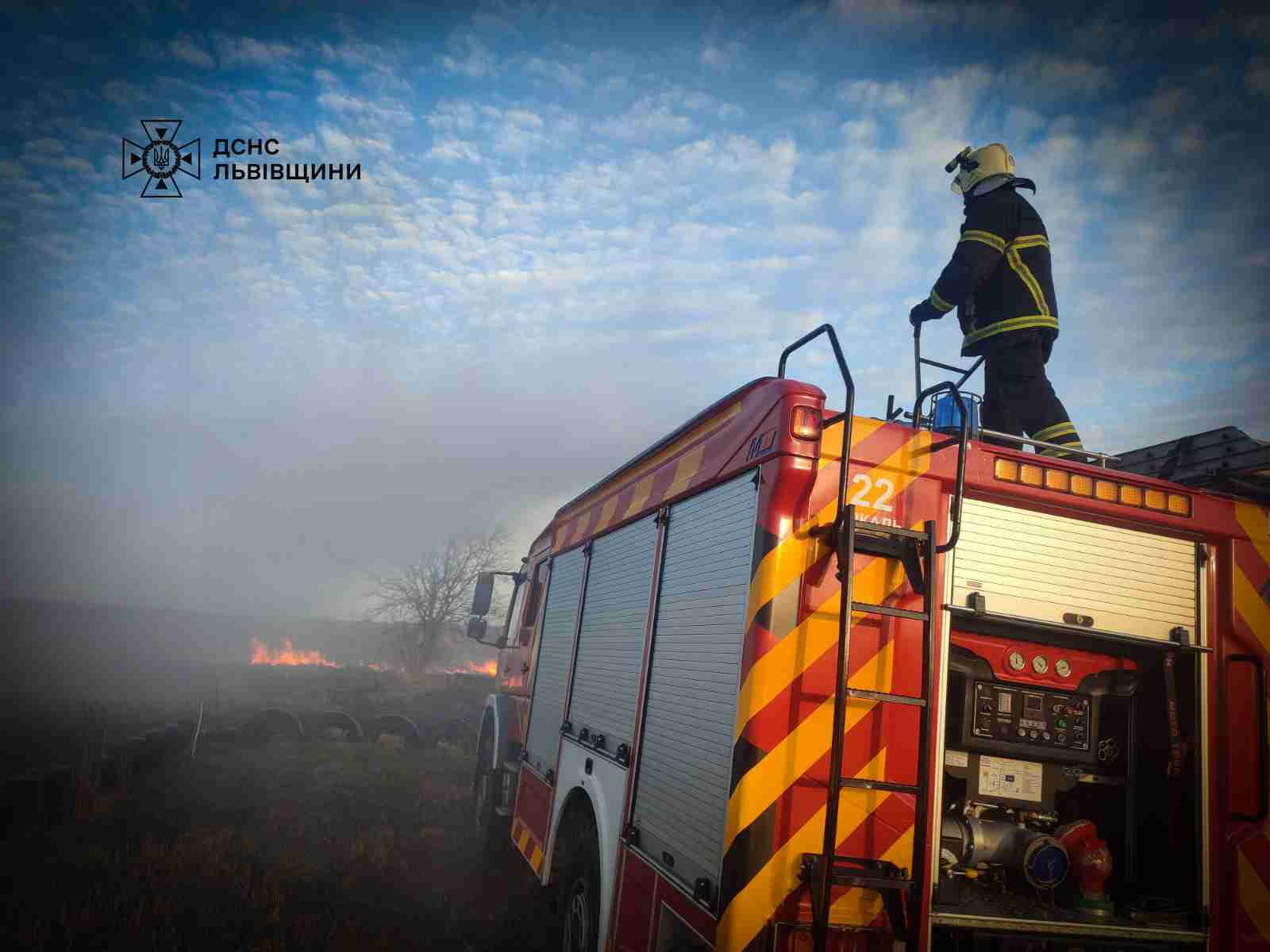 Львівщина у вогні: за добу загасили пожежі сухостою у шести районах області (ФОТО)