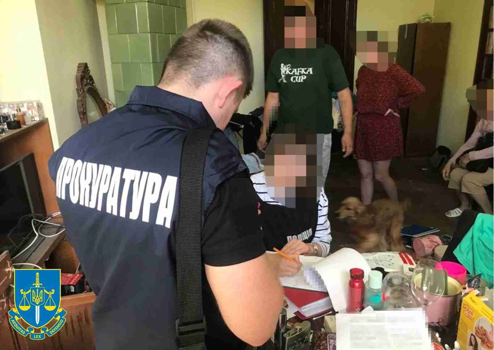 Львівська «бізнесменка»: поліція затримала молоду львів’янка, яка допомагала чоловікам втекти за кордон