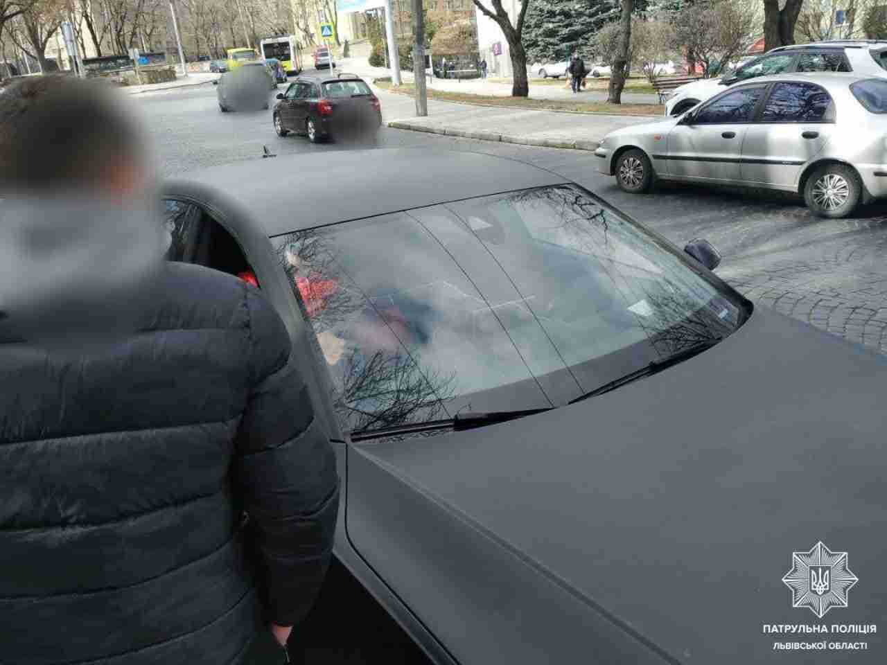 Львівська поліція просить водіїв розтонувати вікна своїх авто