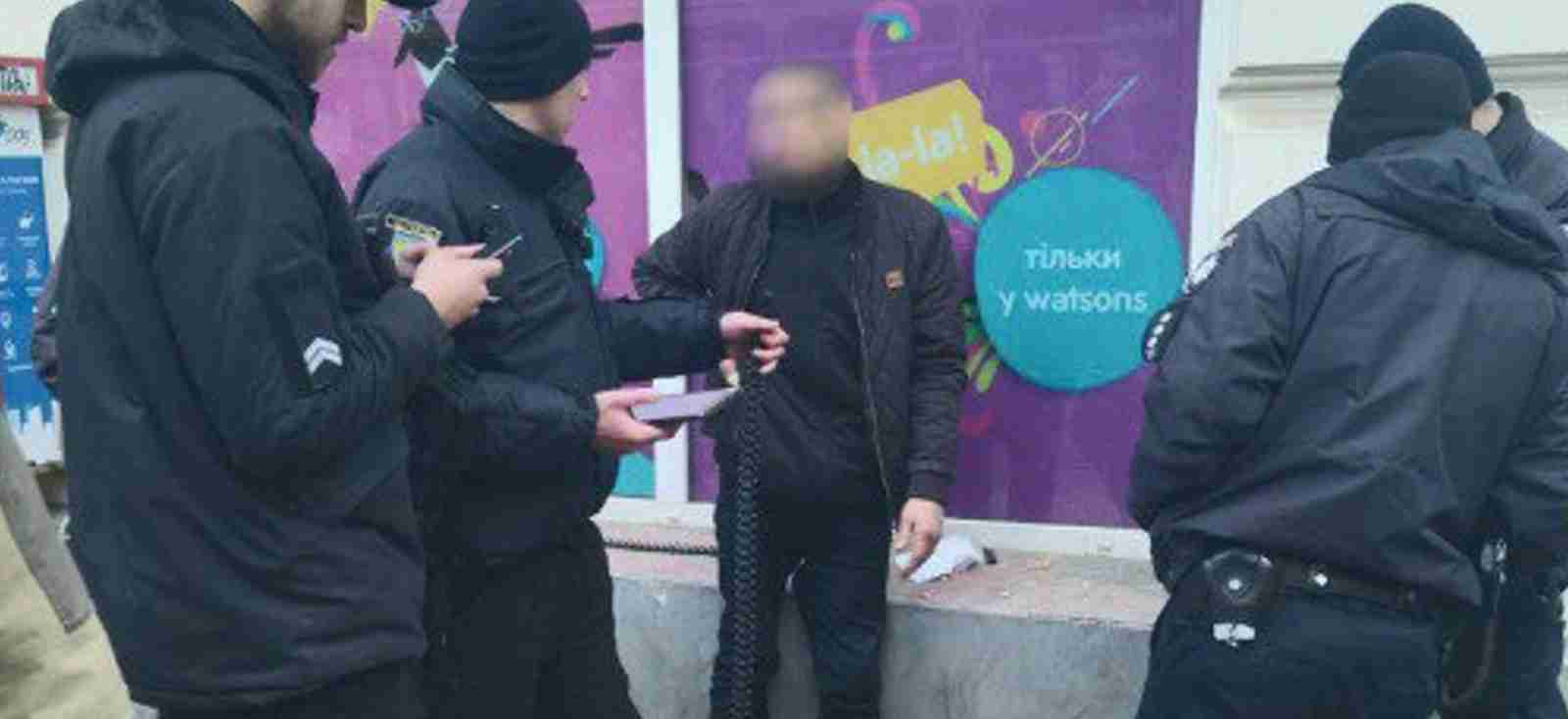 Львівські контролери допомогли затримати чоловіка «під кайфом» з іграшковим пістолетом (ФОТО)