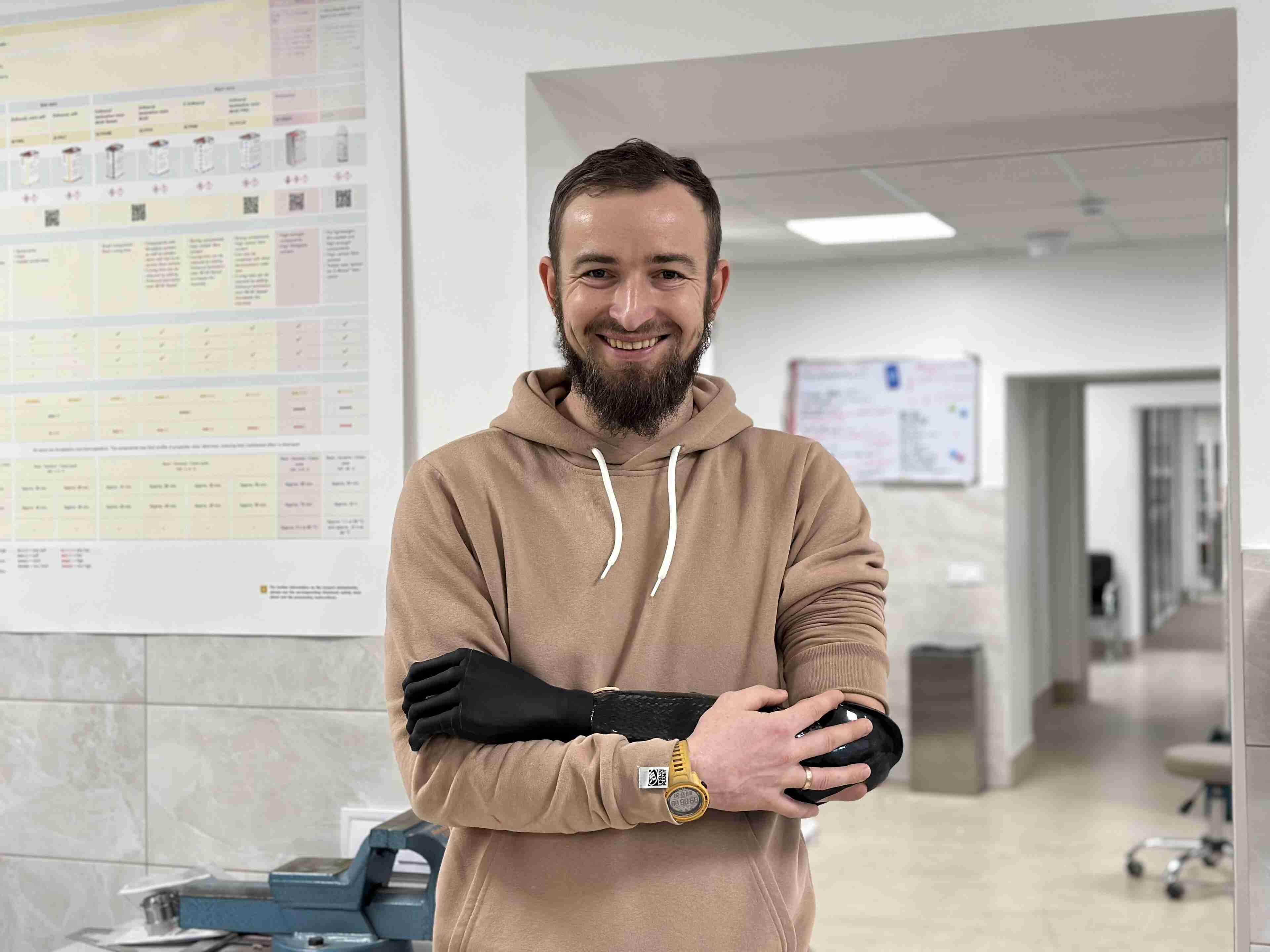Львівські лікарі допомогли здійснити мрію вчителю фізкультури, який втратив руку на фронті (ФОТО)
