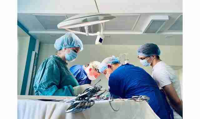 Львівські лікарі пересадили нирку чоловіку, який важко хворів