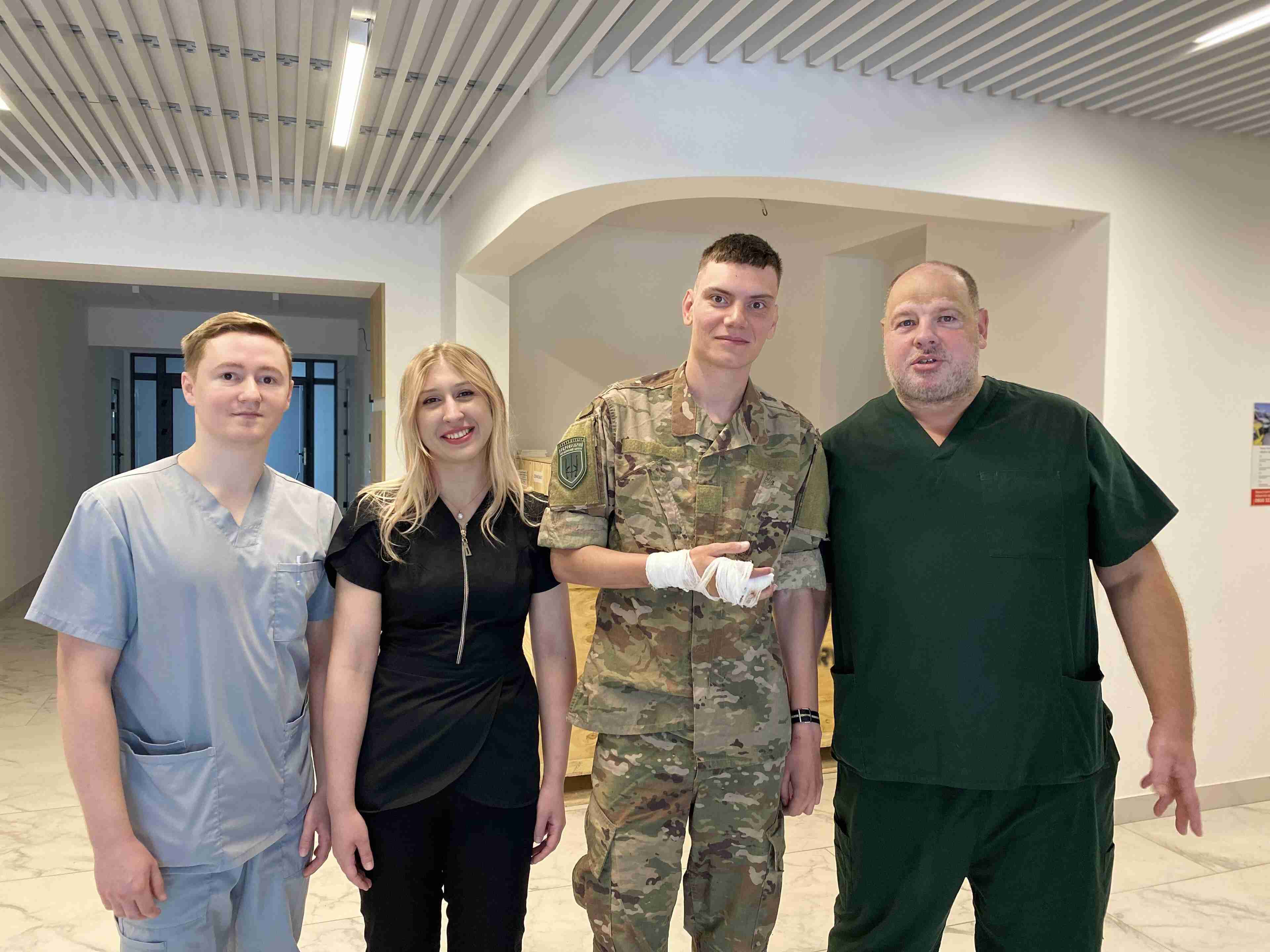 Львівські лікарі повернули військовому медику можливість рухати руками (ФОТО)