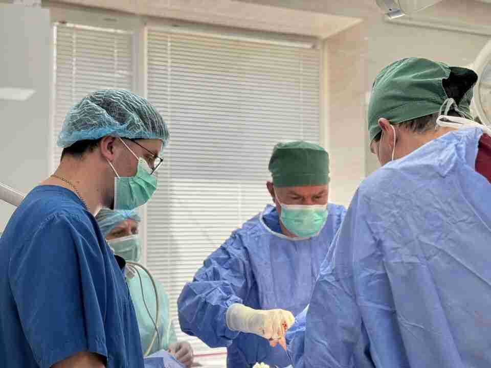 Львівські медики врятували чоловіка, який отримав 40% опіків тіла, коли смалив кабана до свят (ФОТО)