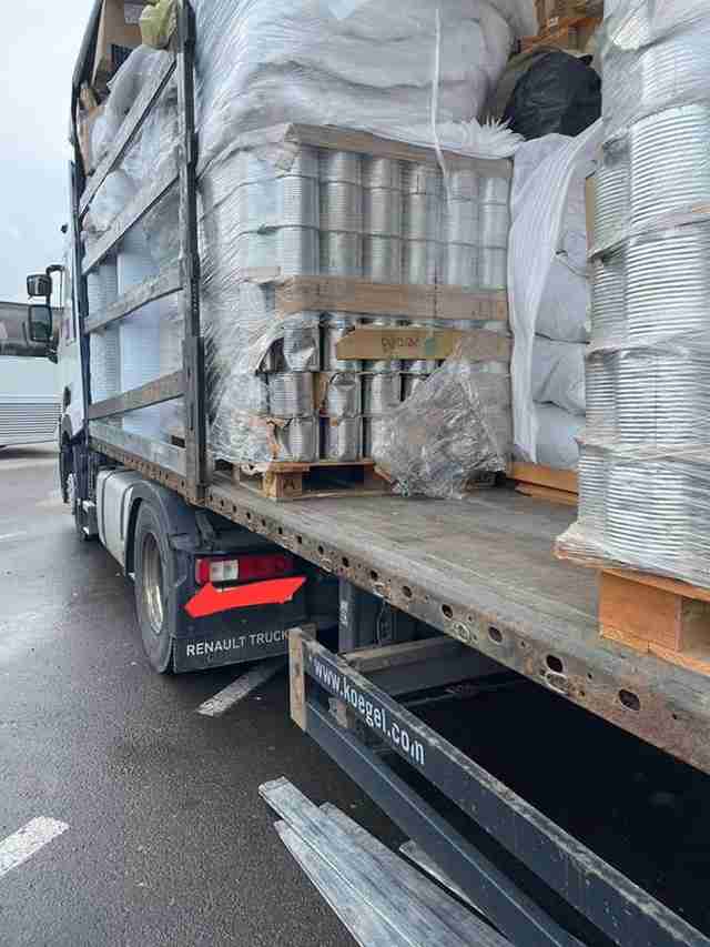 Львівські митники затримали вантажівку, якою під виглядом гуманітарної допомоги ввозили брендовий одяг  (ФОТО)