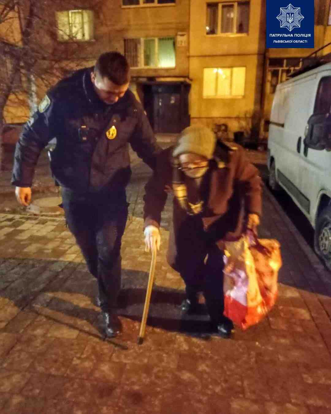 Львівські патрульні повернули додому 90-річного дідуся, який заблукав (фото)