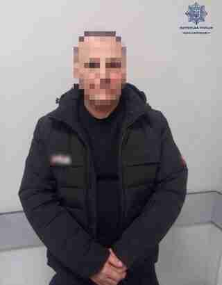 Львівські патрульні вночі затримали чоловіка, який перебував у кримінальному розшуку (ФОТО)