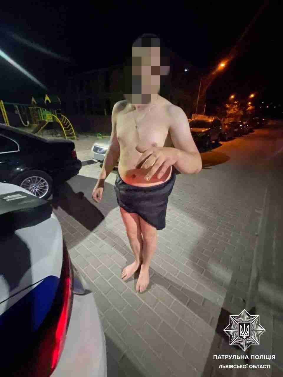 Львівські патрульні затримали п'яного, голого водія, який вчинив ДТП (ФОТО)