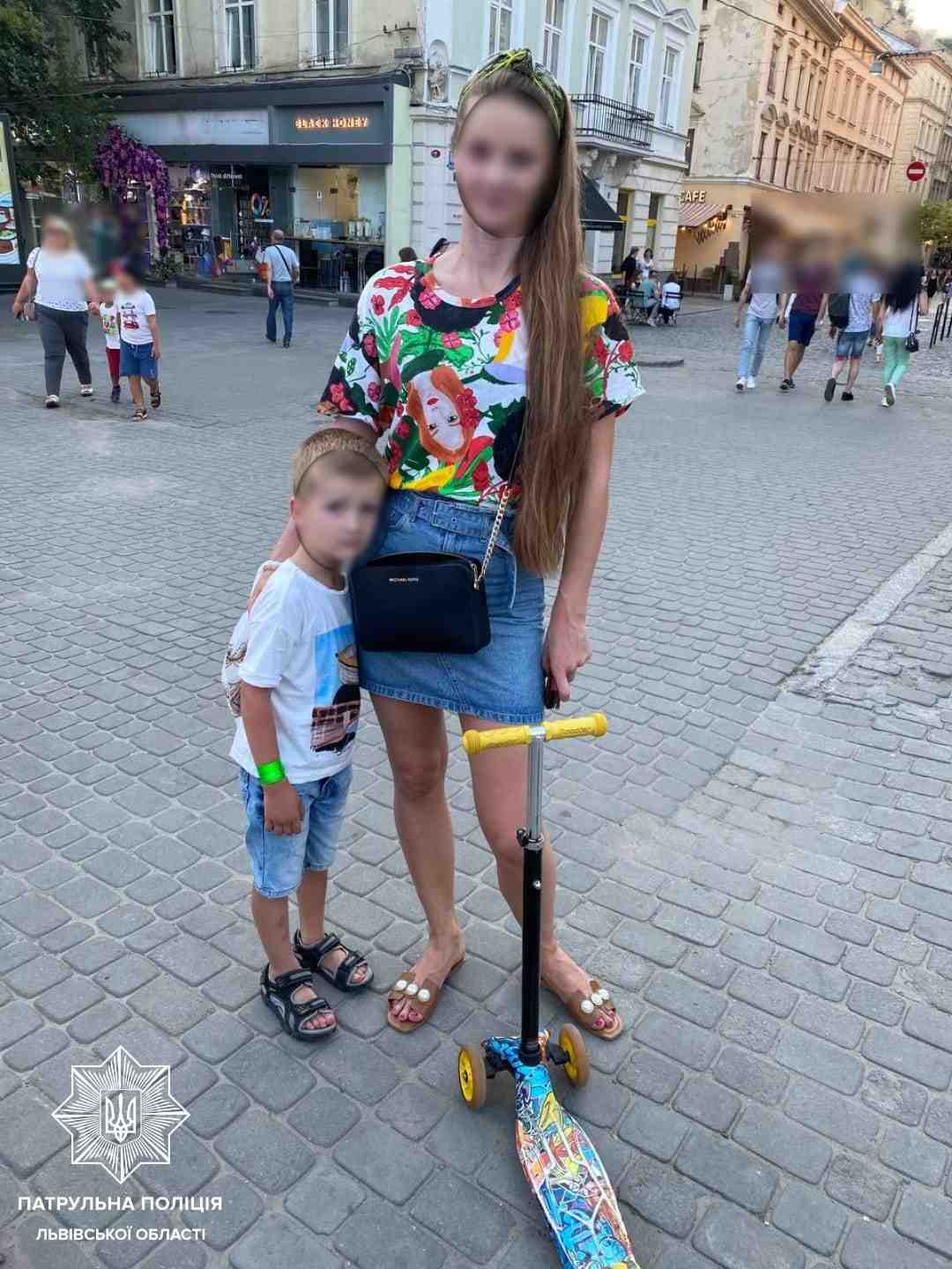 Львівські патрульні знайшли маму хлопчика, який загубився у центрі міста