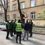 Львівські поліцейські розшукують зловмисників, які в під’їзді будинку розстріляли чоловіка (фото)