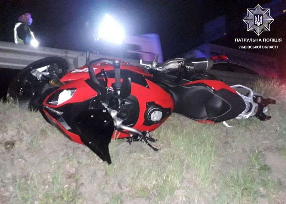 Львівські поліцейські серед ночі виявили крадений мотоцикл BMW (фото)