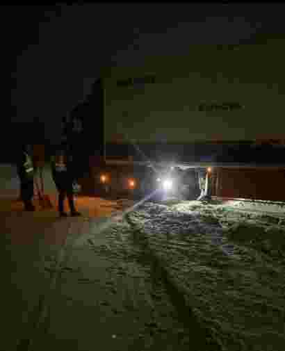 Львівські поліціянти з лопатами в руках звільняли зі снігової пастки вантажівку «Сканія» (фото)