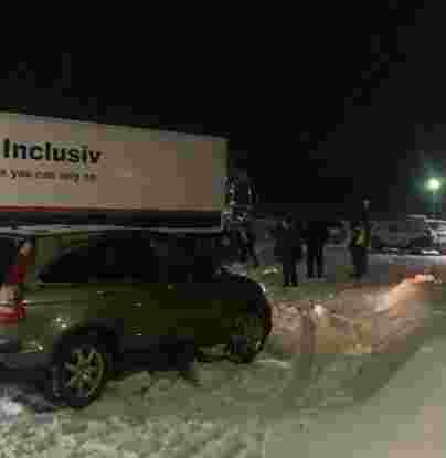 Львівські поліціянти з лопатами в руках звільняли зі снігової пастки вантажівку «Сканія» (фото)