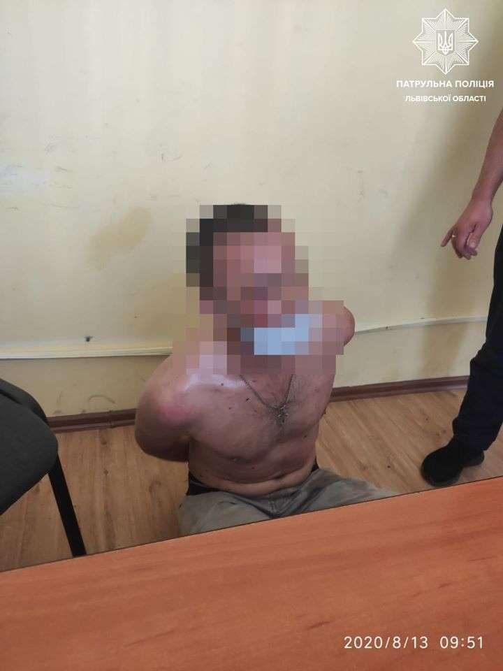 Львівські правоохоронці затримали неадекватного чоловіка, який кидав камінням в автомобілі (фото, відео)