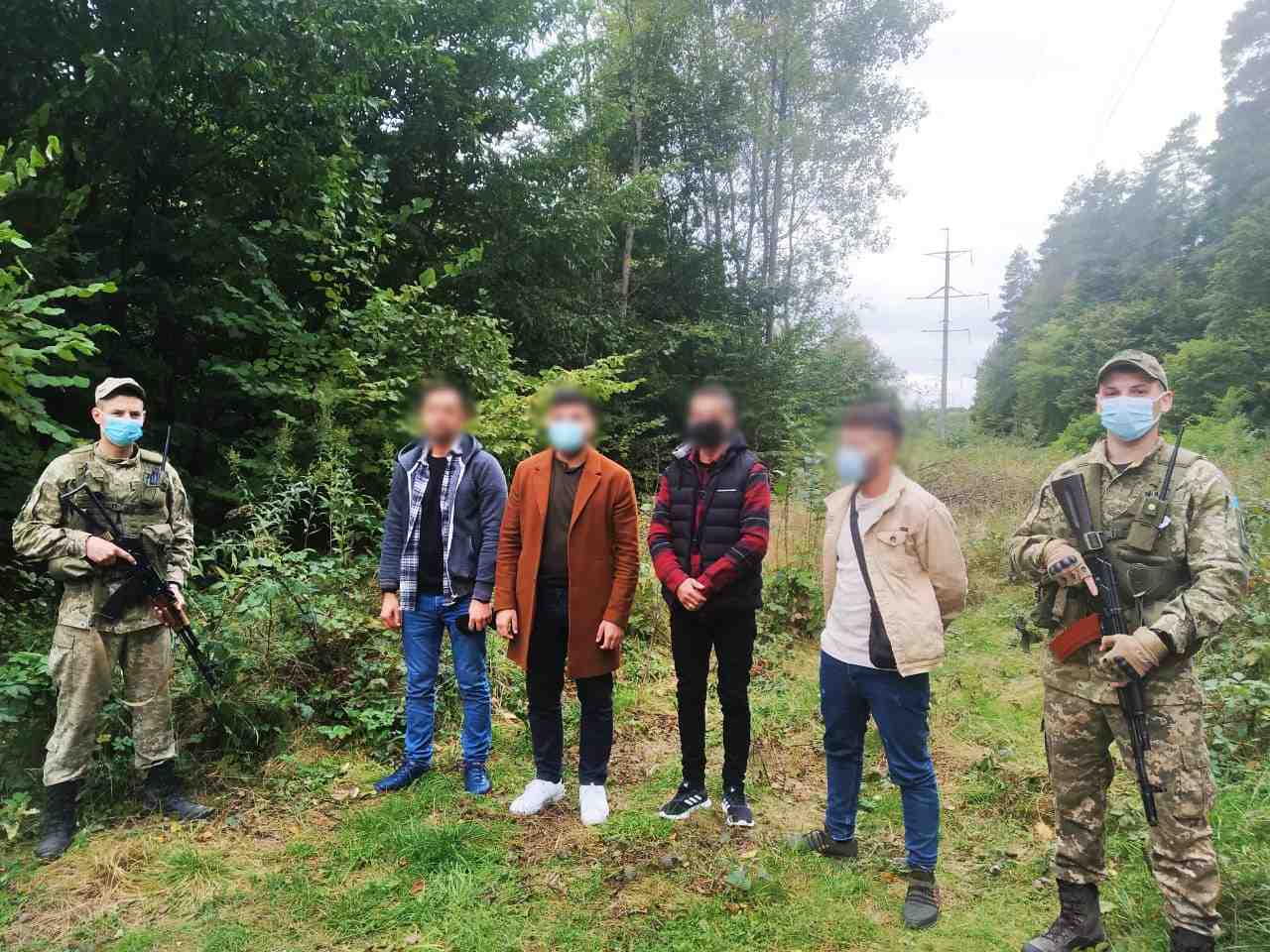 Львівські прикордонники затримали чотирьох нелегалів