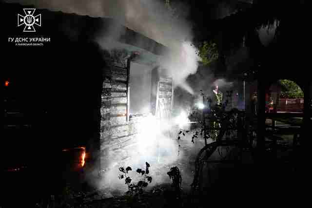 Львівські рятувальники повідомили деталі пожежі в пансіонаті для людей похилого віку (ФОТО)