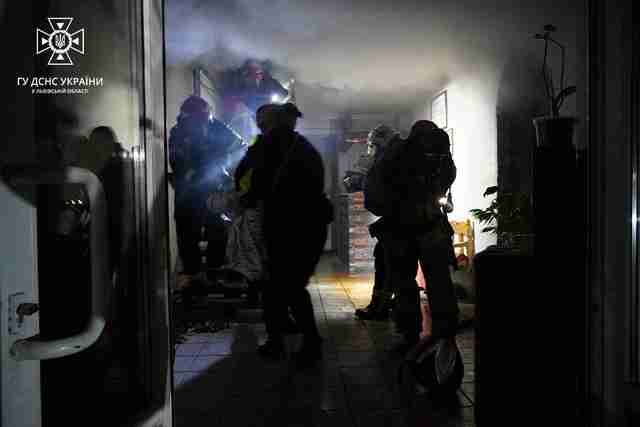 Львівські рятувальники повідомили деталі пожежі в пансіонаті для людей похилого віку (ФОТО)