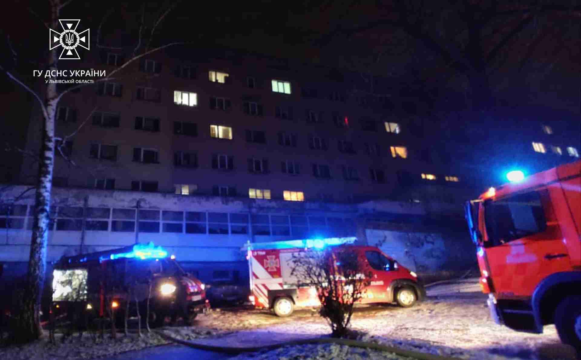Львівські рятувальники вивели 25 людей через пожежу у будинку (ФОТО)