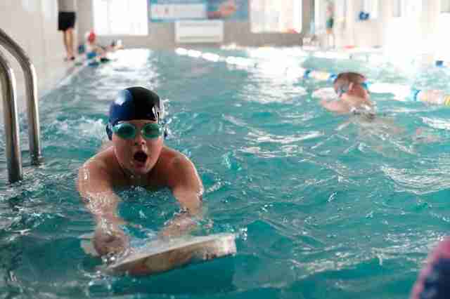 Львівські учні безкоштовно навчатимуться плаванню у школах: детальніше
