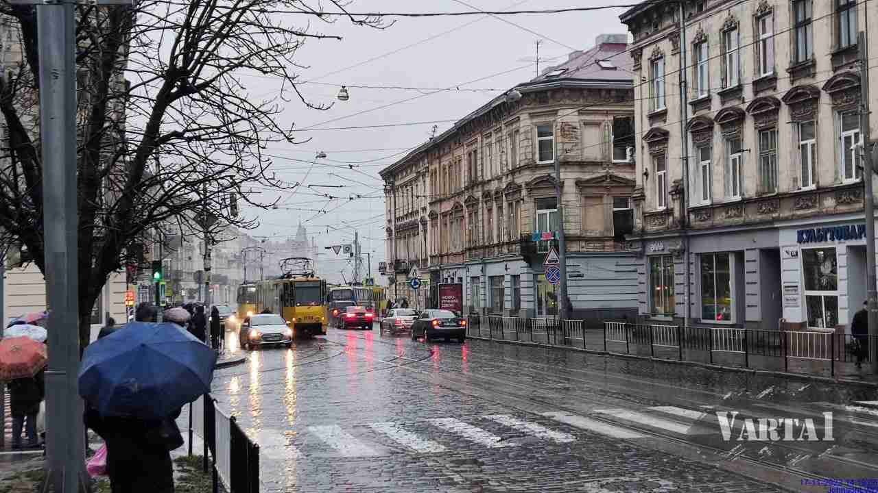 Люди вибігали з вагону: у Львові на ходу загорівся трамвай (ВІДЕО)