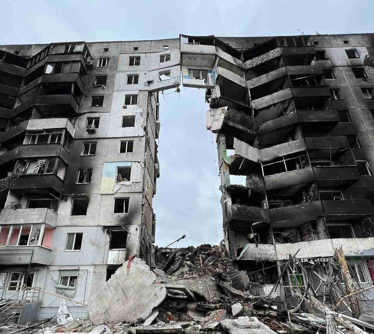 «Люди, які ховалися в укриттях під час авіаударів, загинули заживо»: журналіст показав фото з Бородянки (ФОТО)