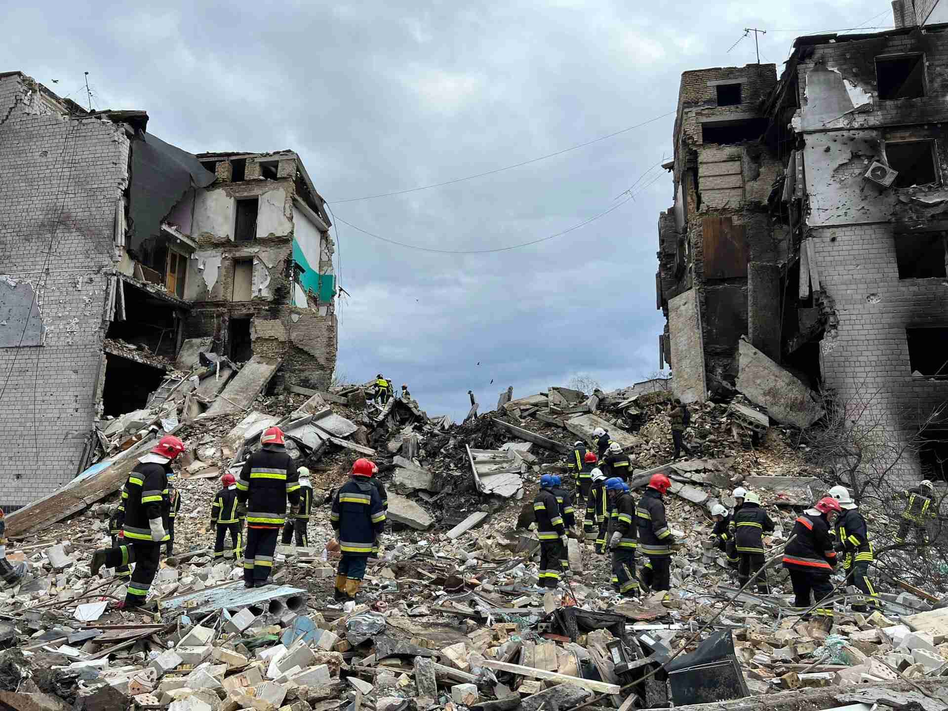 «Люди, які ховалися в укриттях під час авіаударів, загинули заживо»: журналіст показав фото з Бородянки (ФОТО)
