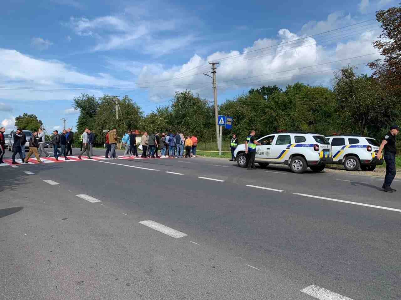 Люди обурені станом дороги: ділянку траси «Стрий-Мамалига» перекрили протестувальники (ФОТО)