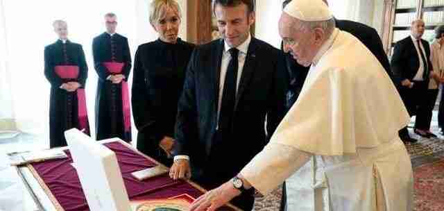 Макрон подарував Папі Римському старовинну книгу, яку могли викрасти зі Львова (ФОТО)