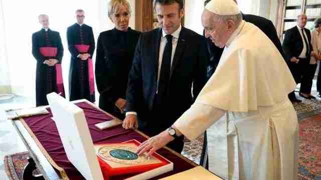 Макрон подарував Папі Римському старовинну книгу, яку могли викрасти зі Львова (ФОТО)