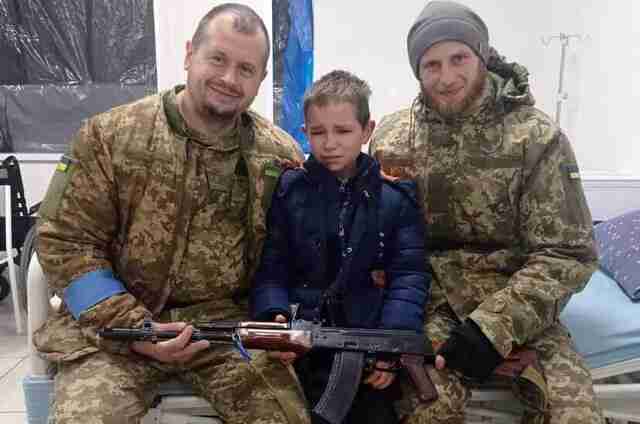 «Мама, не лайте героя»: 11-річний хлопчик прийшов записатися в добровольці захисників Борисполя