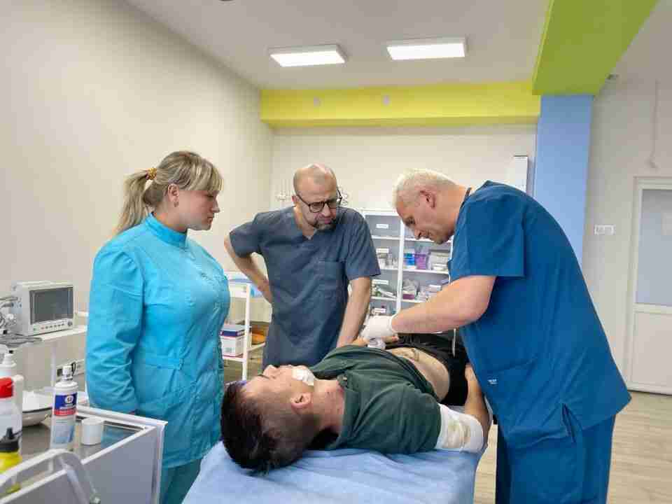 Мама загинула, за життя батька боряться лікарі, а їхніх поранених дітей лікують у Львові