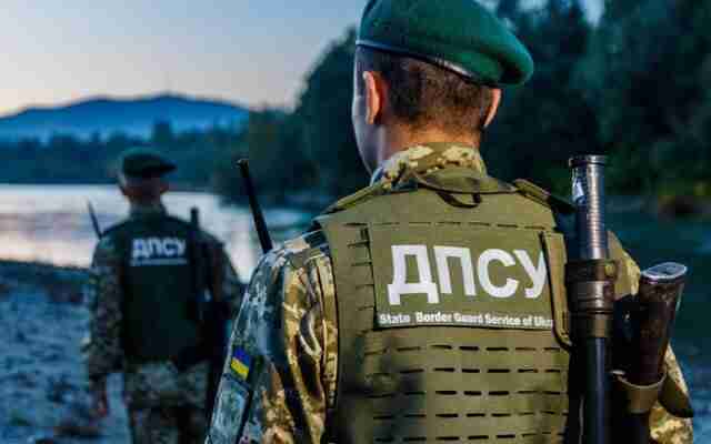 Маскуються під диких тварин: прикордонники розповіли, як українські чоловіки намагаються втекти за кордон