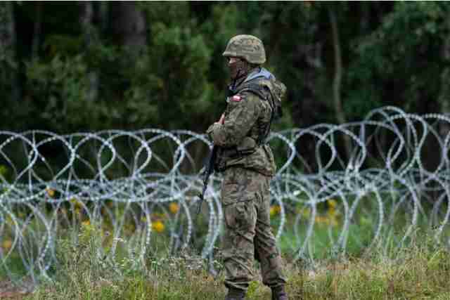 Майже сотня мігрантів прорвалися з білорусі через кордон до Польщі
