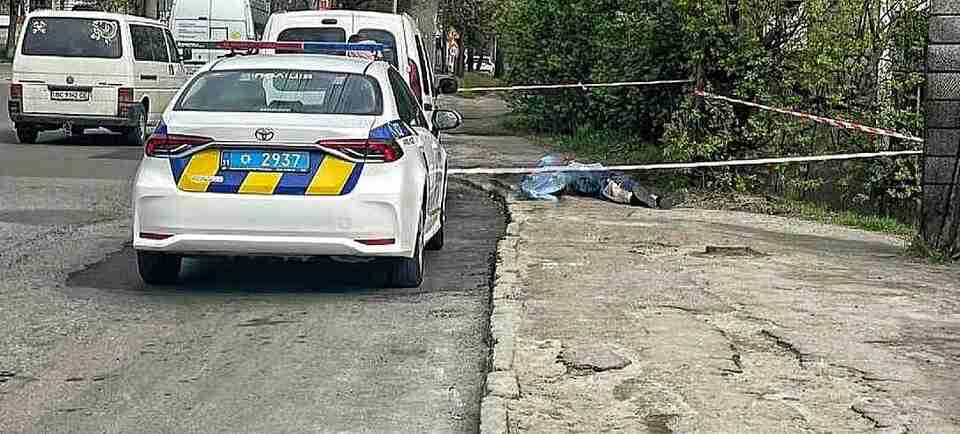 Медикам не вдалося врятувати: у Львові на вулиці померла жінка (ФОТО)