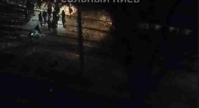 Мешканці Києва переклили рух трамваю, бо в них немає світла (ВІДЕО)