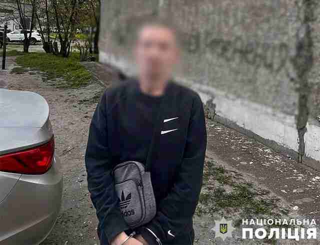Мешканець Києва напав з ножем на чоловіка з малолітньою дитиною (ФОТО)