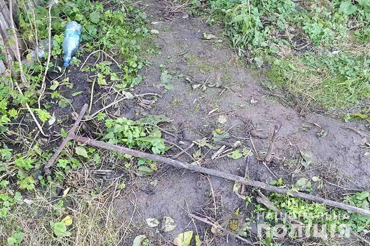 Металевою трубою по голові: на Тернопільщині чоловік вбив свого сусіда і залишив тіло на городі (фото)