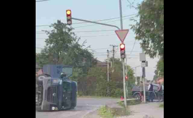 Мікроавтобус від удару перекинувся: у Сокільниках сталася ДТП (ФОТО, ВІДЕО)