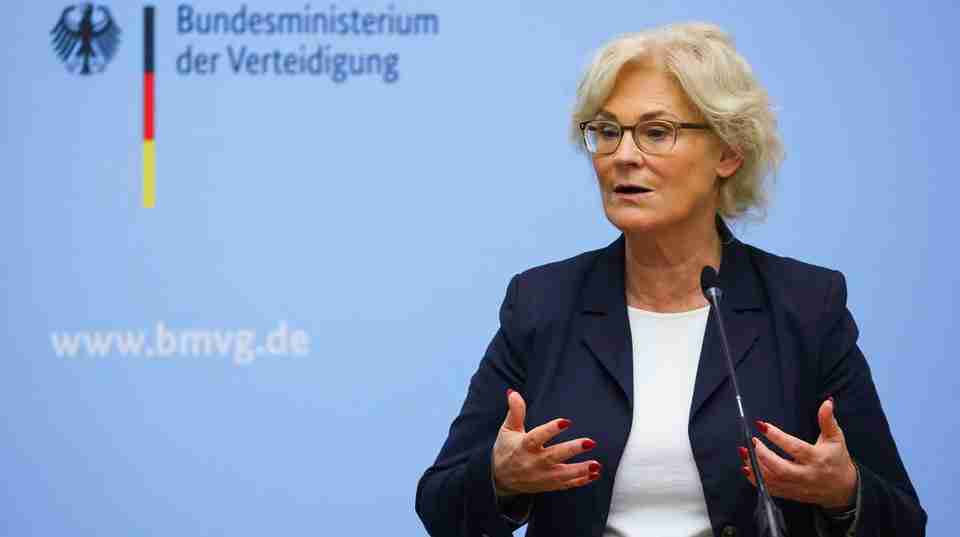 Міністр оборони Німеччини пішла у відставку через критику та тиск щодо зброї Україні, - Reuters