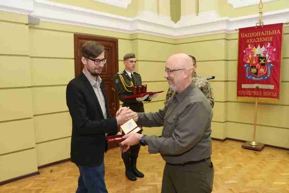 Міністр оборони України спеціально приїхав до Львова, щоб вручити нагороди волонтерам (ФОТО)