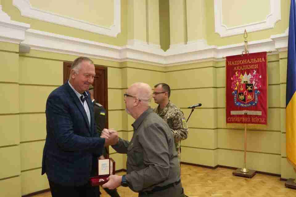 Міністр оборони України спеціально приїхав до Львова, щоб вручити нагороди волонтерам (ФОТО)