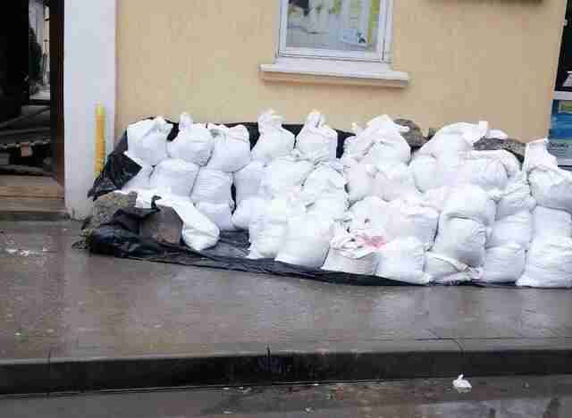 Мішки з фекаліями на тротуарі: львів'яни скаржаться на проблему в будинку (ФОТО)