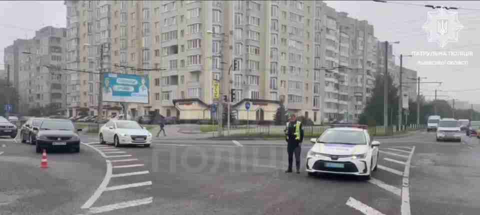 Миттєве покарання: у Львові водій порушив ПДР на очах патрульних (ВІДЕО)