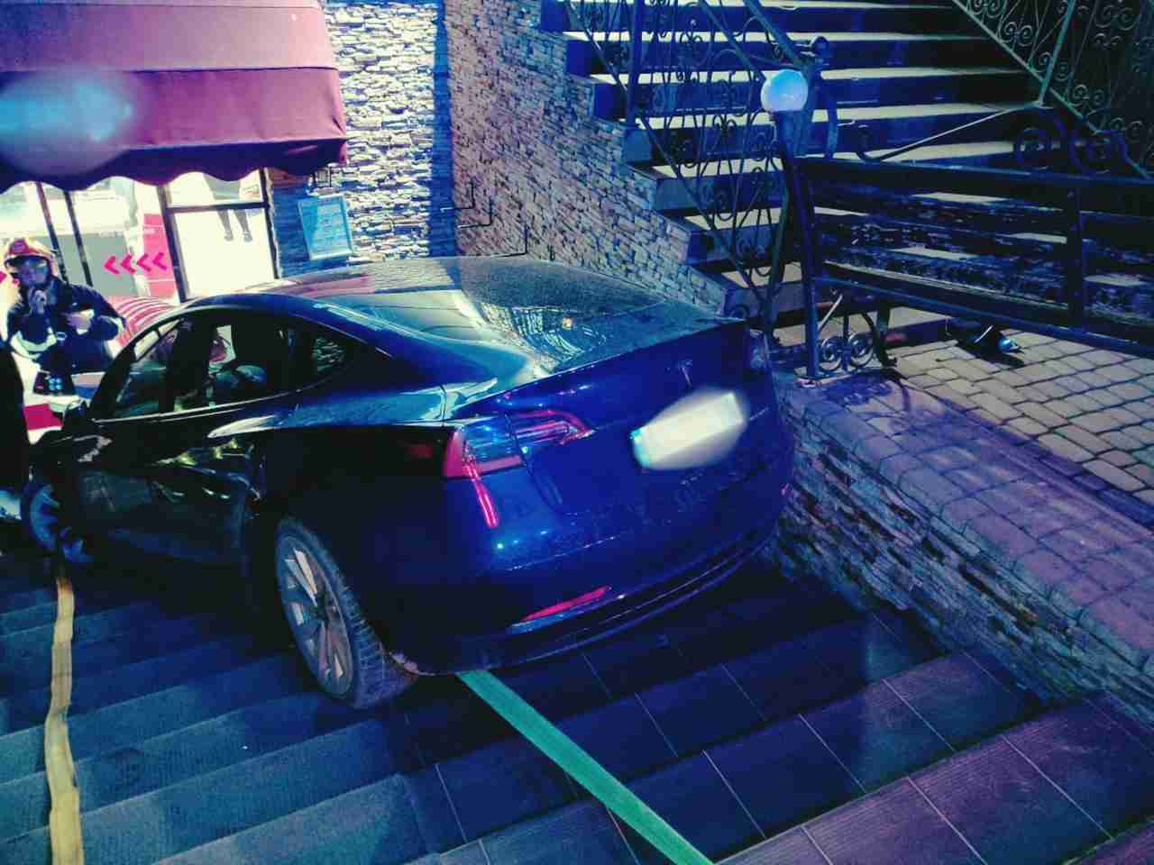 Момент ДТП: водійка Tesla паркуючись розчавила людей (ВІДЕО, ФОТО)