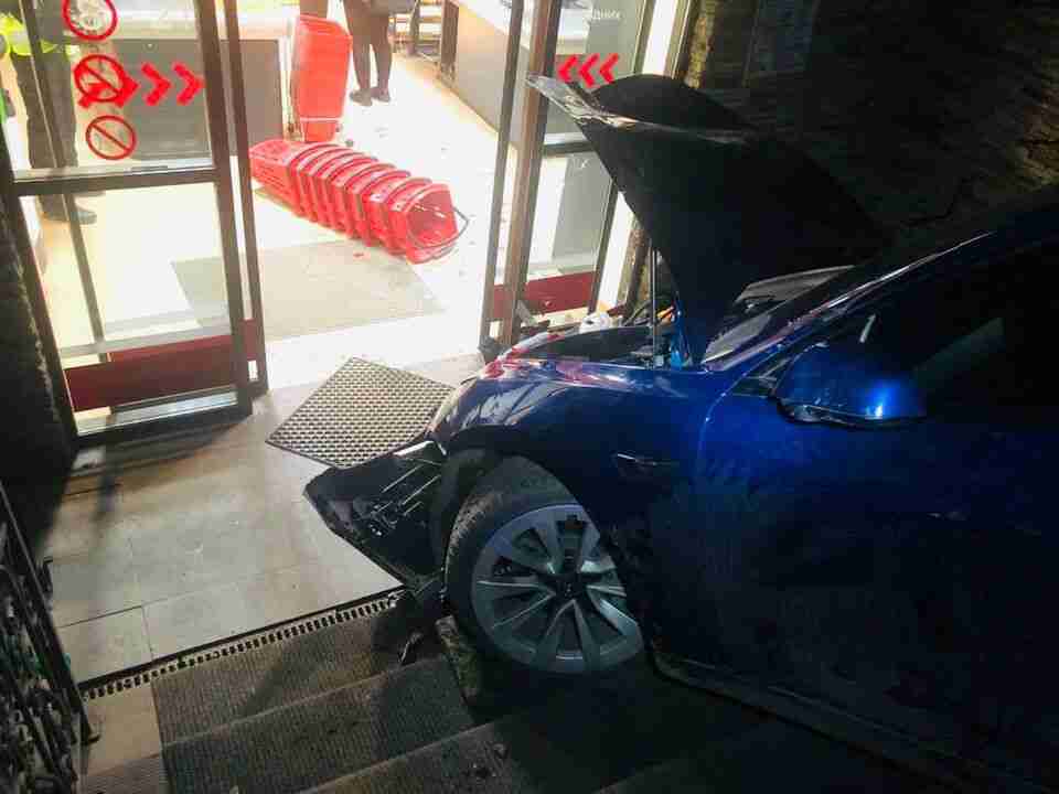 Момент ДТП: водійка Tesla паркуючись розчавила людей (ВІДЕО, ФОТО)