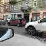 Момент ДТП за участі неадекватного водія «Dacia» на перехресті Антоновича та Мельника (відео, фото)