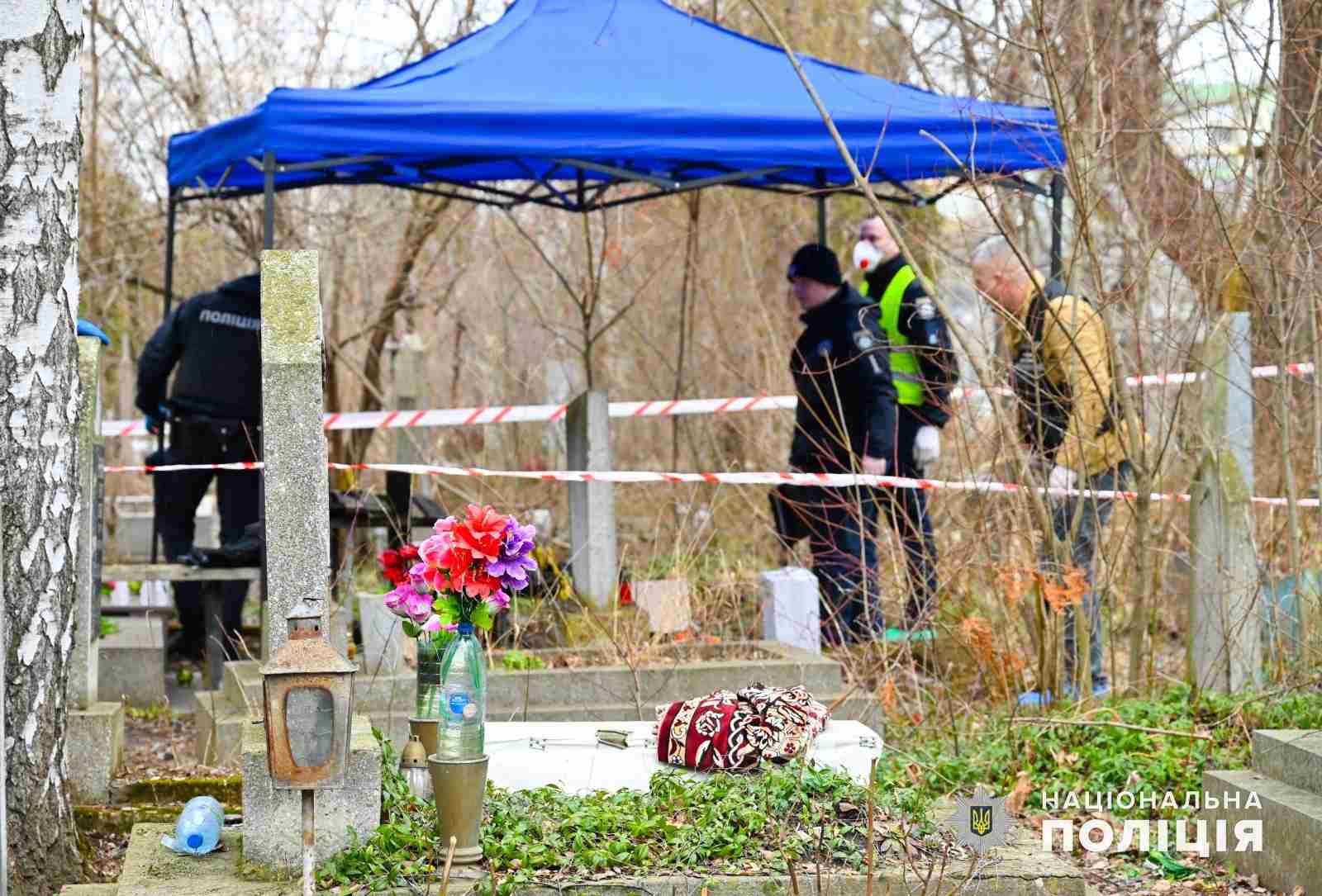 Моторошна знахідка: на кладовищі виявили тіло чоловіка (ФОТО)
