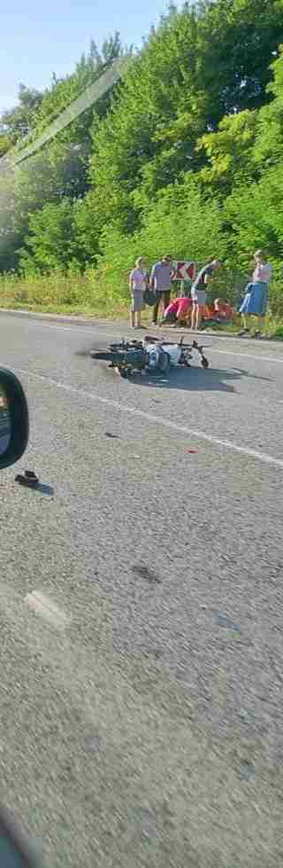На автодорозі Львівщини автомобіль зіткнувся з мотоциклом (ФОТО)