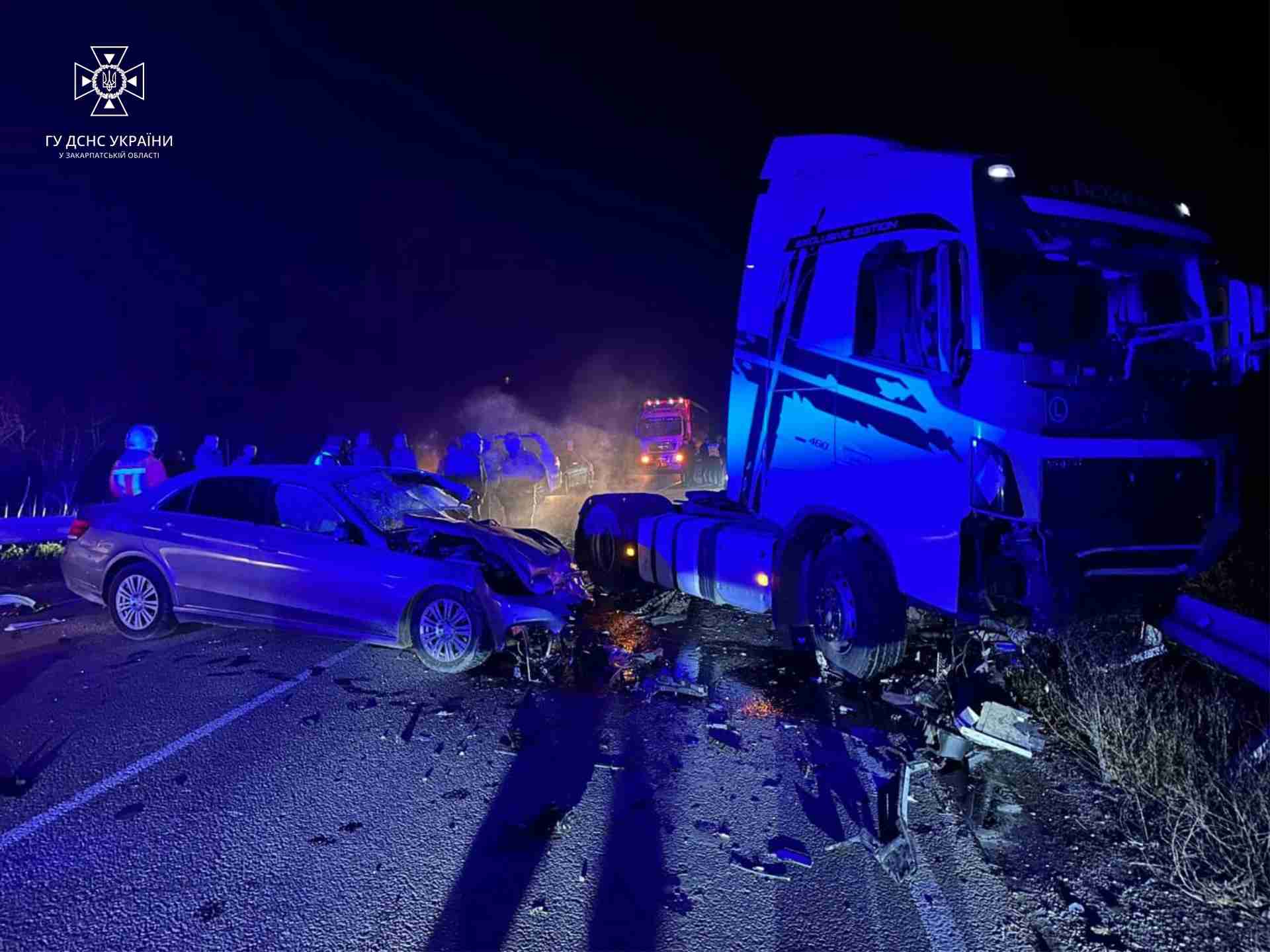 На автошляху у Закарпатській області сталася смертельна ДТП: легковик влетів у вантажівку (ФОТО)